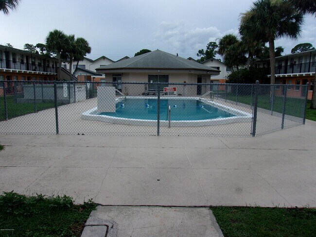 Foto del edificio - 1711 Dixon Blvd
