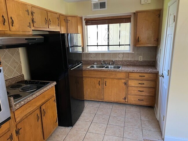 Foto del edificio - Two Bed One Bath in Volintine Evergreen