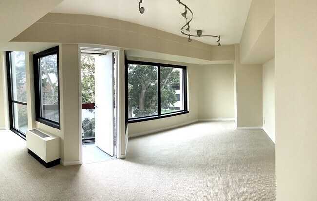 Foto del edificio - 6363 Christie Ave