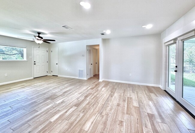Building Photo - Beautifully Remodeled 3BR/2BA Pet-Friendly...