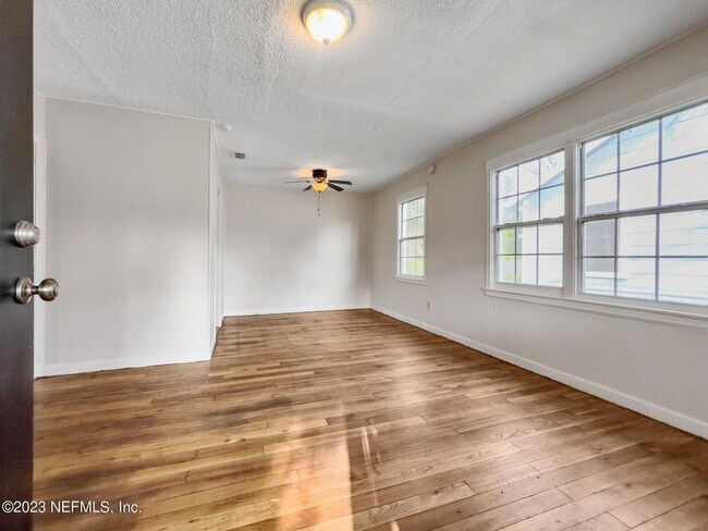 Building Photo - Renovated 3 bedroom/1 bathroom home with l...