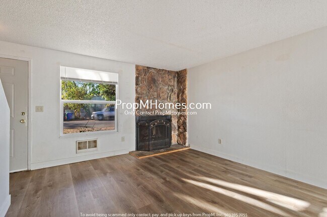 Building Photo - Cozy Two Bedroom in Montavilla - Large Fen...