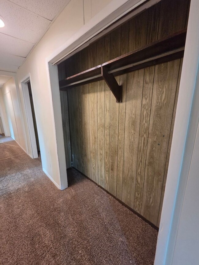 Building Photo - Lower 2 bedroom unit East Side