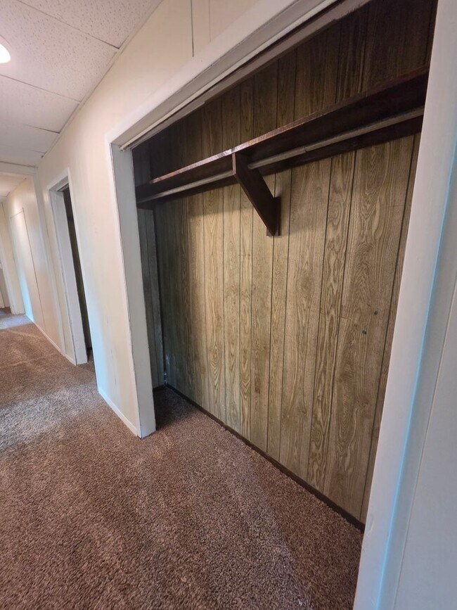 Foto del edificio - Lower 2 bedroom unit East Side