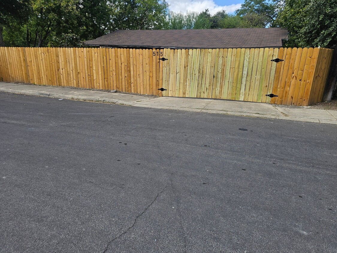 Primary Photo - 515 Margil St