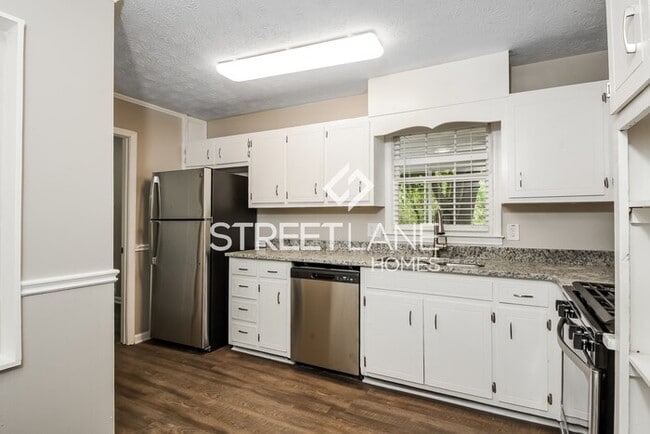 Building Photo - Charming  3 bedrooms (with a bonus room)  ...