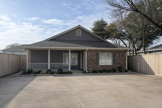 Building Photo - Rare Baylor Bubble Rental | Walk to Campus | 4 Bed / 3 Bath