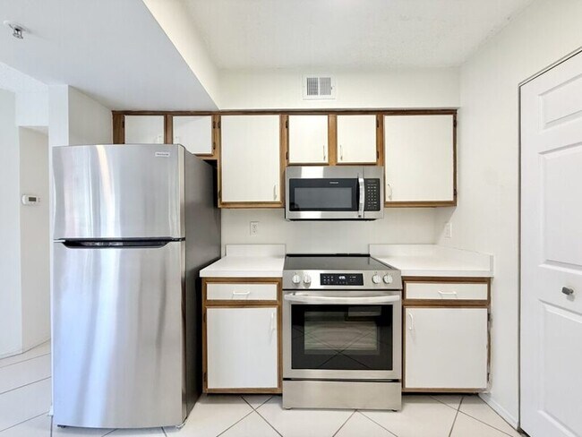 Building Photo - 2400 Feather Sound Dr