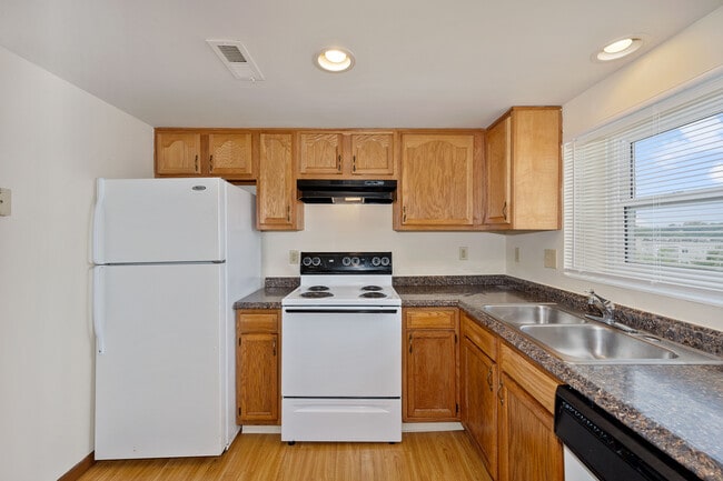 Building Photo - Vantage Pointe West Apartment Homes