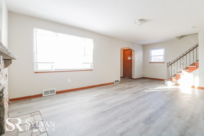 Building Photo - Charming 3BR 1.5BA brick home features a c...