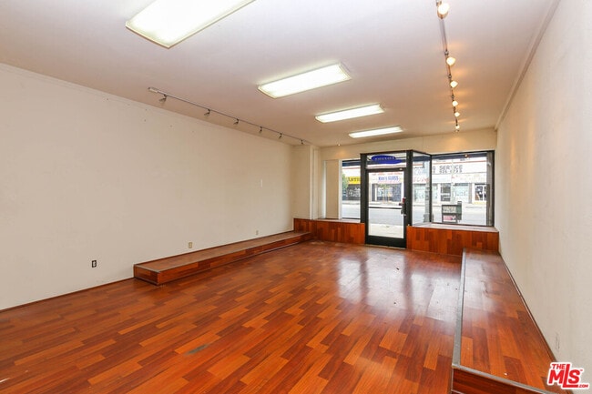 Foto del edificio - 4015 W Olympic Blvd