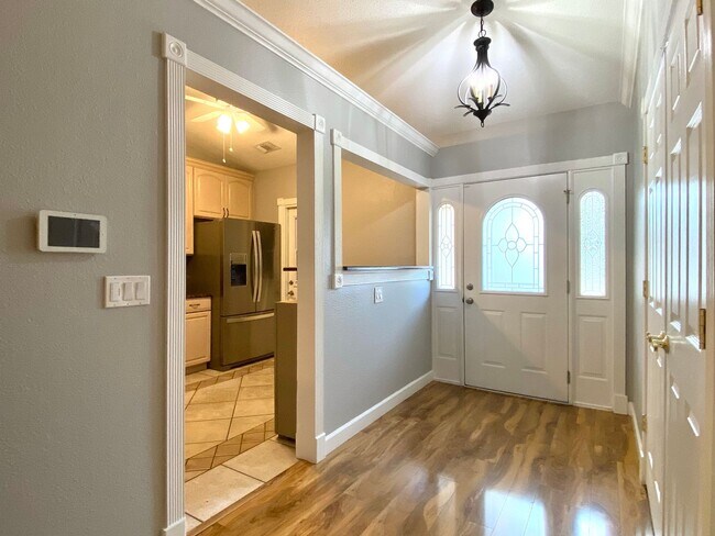 Foto del edificio - Beautiful, 3BD/2BA Home with Fenced Backya...