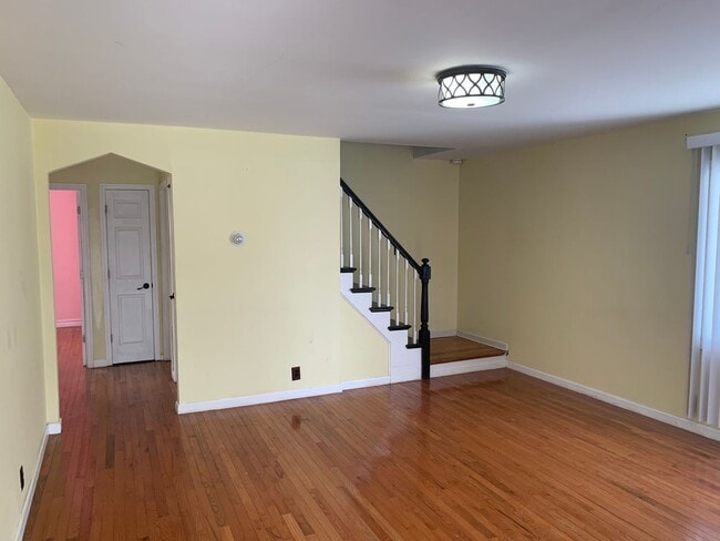 Building Photo - Terrific 4 Bed/1 Bath Home in Elmont!