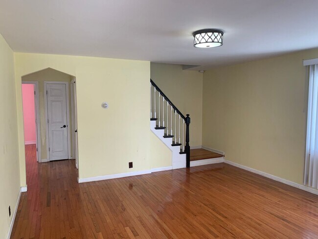 Foto del edificio - Terrific 4 Bed/1 Bath Home in Elmont!