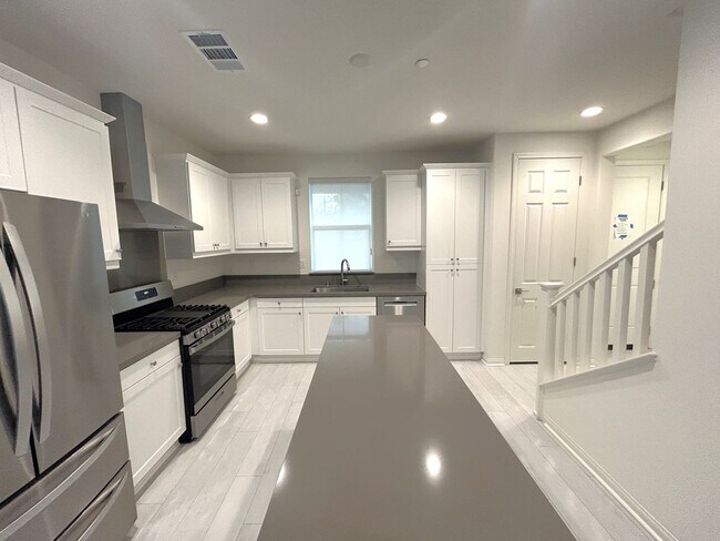 Foto del edificio - PADDOCK AVE CHINO 91708 (4 BED / 3 BATH)