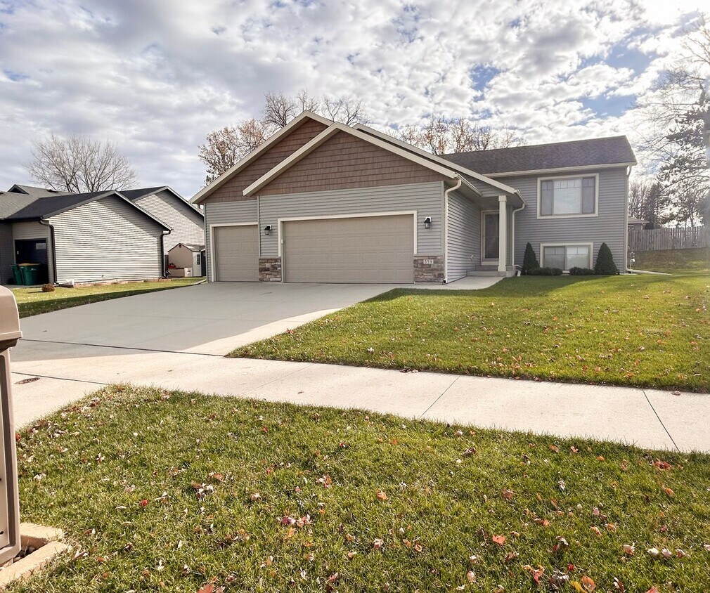 Foto principal - Remodeled 4-Bedroom Home for Rent with Gar...