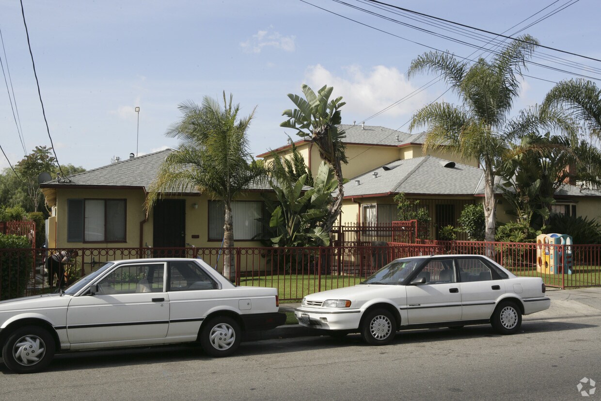 Primary Photo - 620-622 E Arbor Vitae St