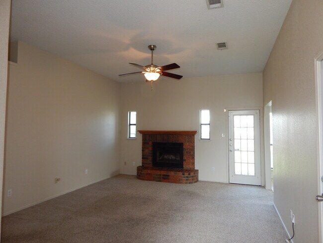 Foto del edificio - 2301 Bluebonnet Dr