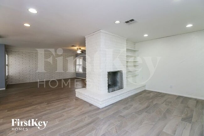 Building Photo - 328 E Balboa Dr