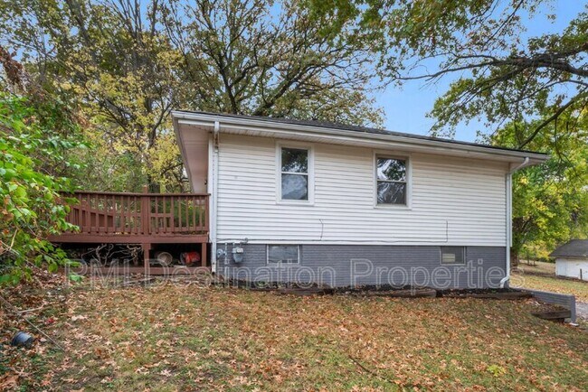 Building Photo - 628 NE Russell Rd.