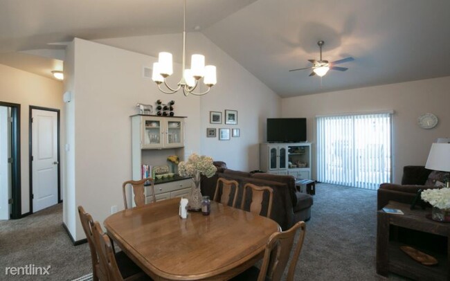 Foto del edificio - 3 br, 2 bath Townhome - 216 Prairie Rose Pl