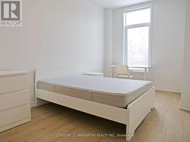 Photo du bâtiment - 1720 Simcoe St N