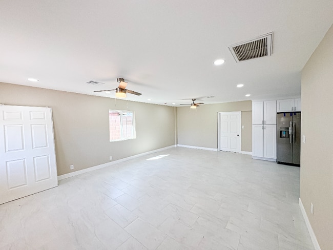 Building Photo - 1530 W 4th Pl