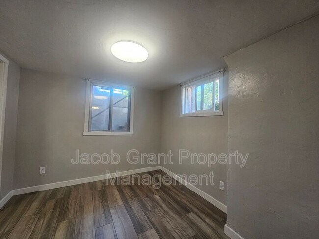 Building Photo - 348 I St