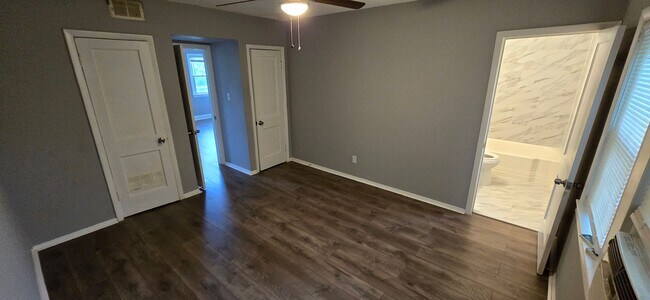 Building Photo - 2802 Clearview Ave