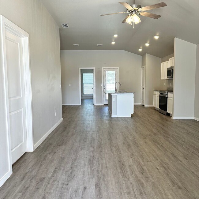 Building Photo - 3 Bedroom Home In Willow Bend!