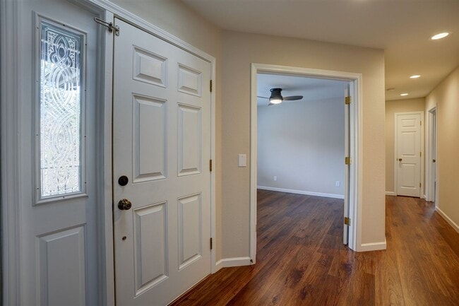 Building Photo - 3 bedroom, 2 bathroom home in Forest Hylands!