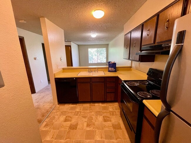 Building Photo - Cozy Studio Condo with Bonus Room/Study!