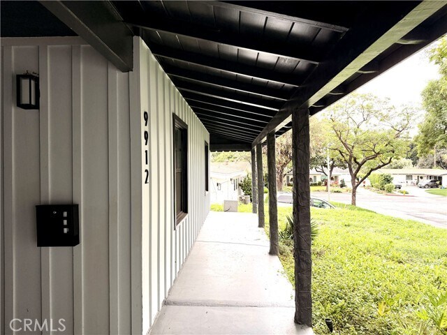 Foto del edificio - 9912 Newcomb Ave