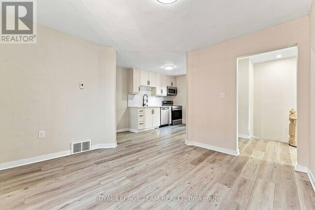 Building Photo - 13 Balsam St
