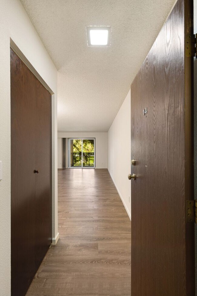 Building Photo - Prime Location: 1-Bedroom Condo in the Hea...