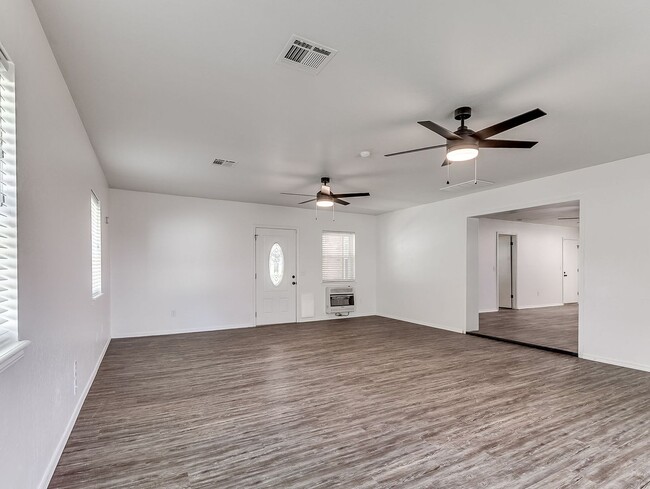 Building Photo - $300 0ff your move in for October 1st! All...