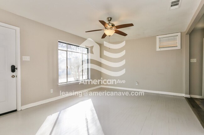 Foto del edificio - 30 Eaton Dr