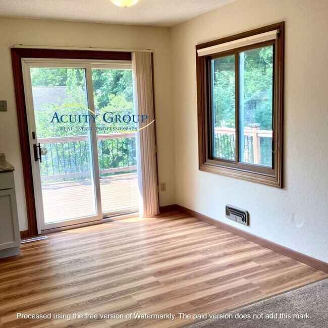 Foto del edificio - 2BR+ Den, 2BA Split Level Home