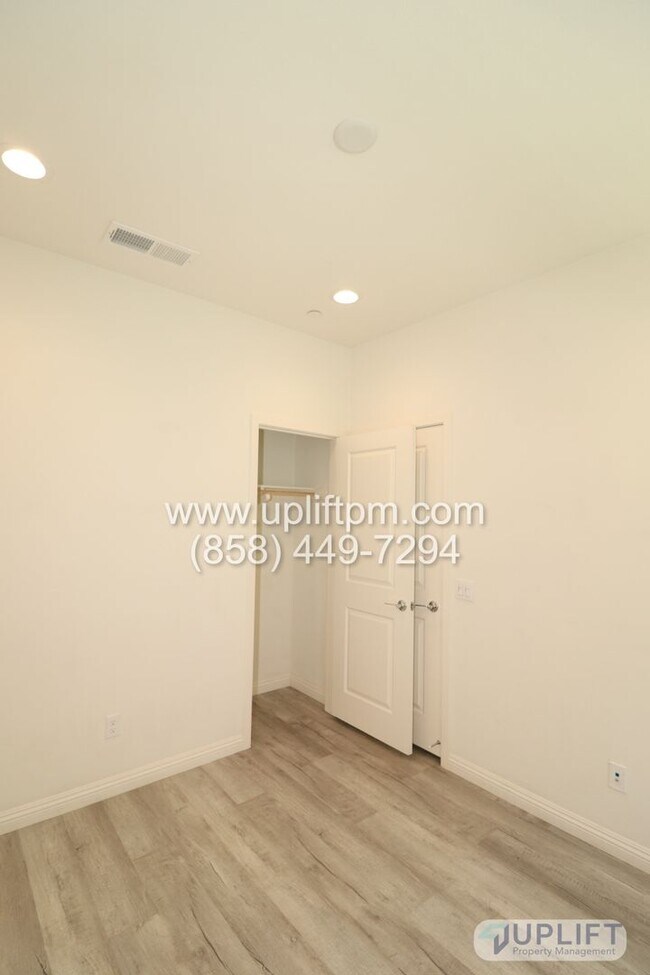 Foto del edificio - 3 Bedroom, 3.5 bathroom Three story Luxury...