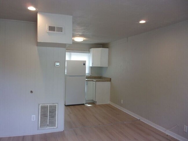 Foto del edificio - 2 Bedroom 1 Bath Townhome Minutes to Uptow...
