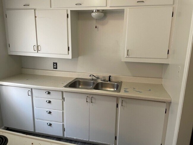 Building Photo - Spacious Three Bedroom, One Bath Home