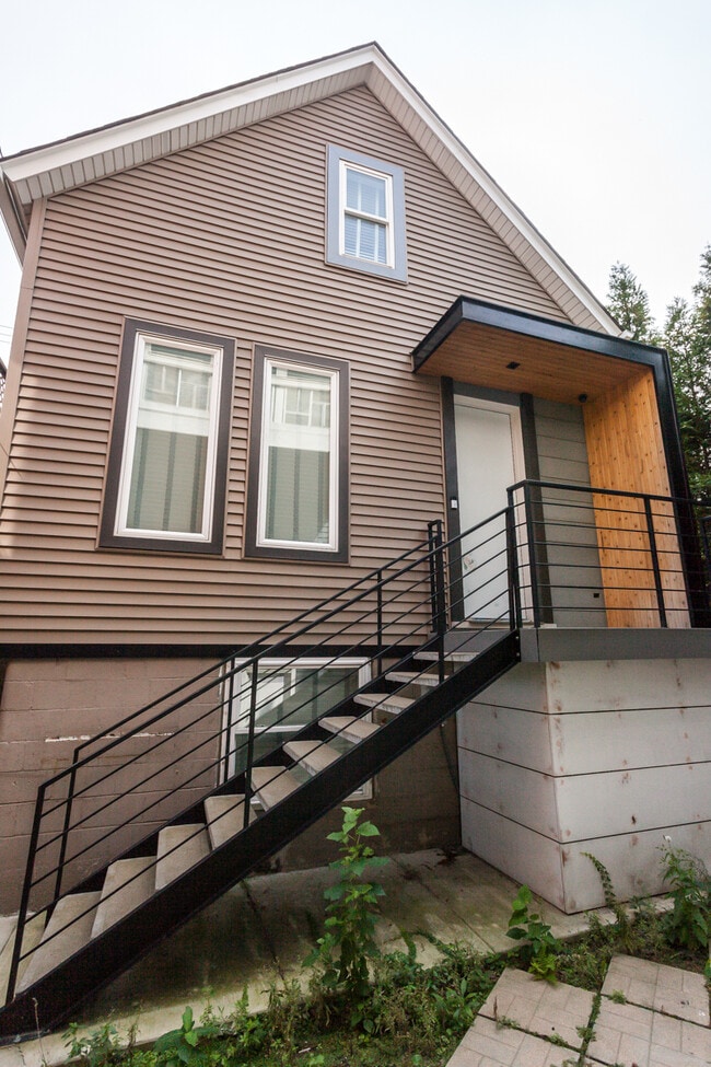 Building Photo - 1313 W Wolfram St