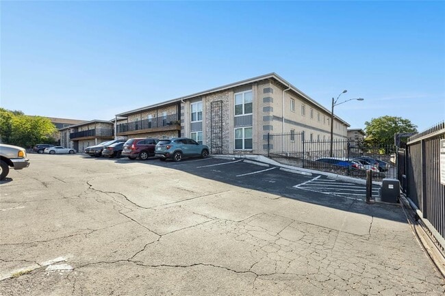Foto del edificio - 2401 Manor Rd