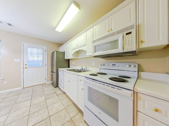 Foto del edificio - Two Bedroom End Unit Townhome in Evans!