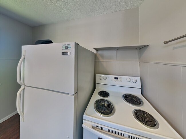 Building Photo - LEASING SPECIAL!! 2 Bedroom, 1 Bathroom Ho...