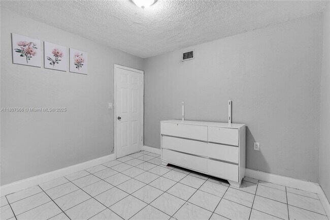 Foto del edificio - 10000 NW 80th Ct