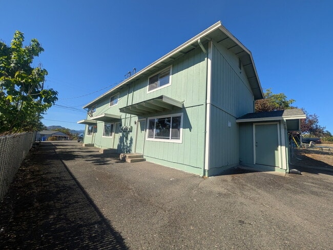 Building Photo - 84 SE Grape Ave