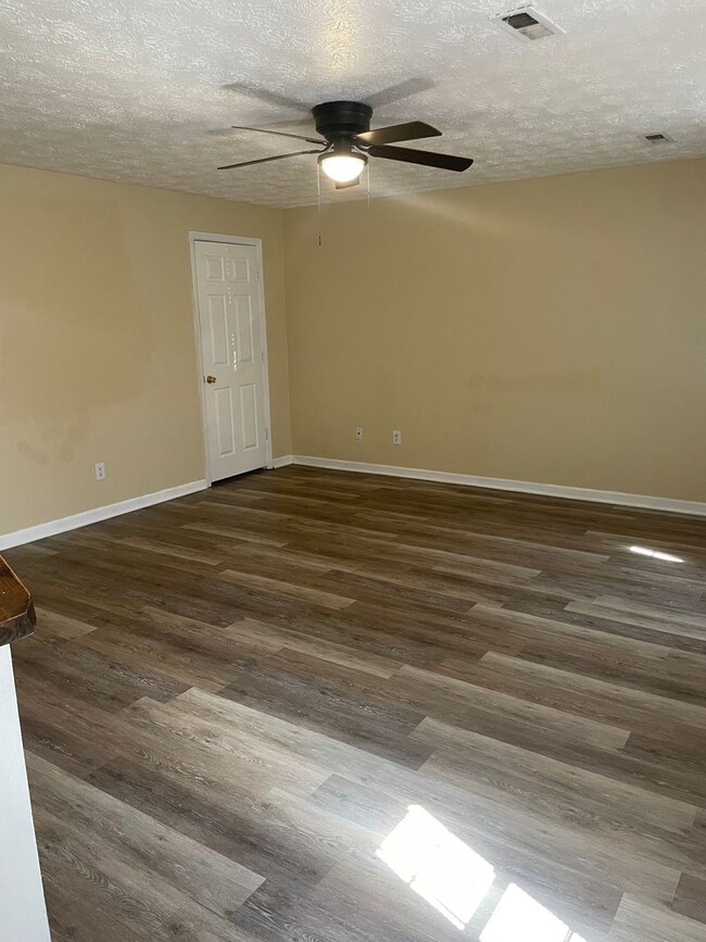 Building Photo - 3 Bedroom, 2.5 Bath Townhome in Lenlock