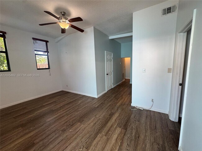 Foto del edificio - 823 NE 19th Ave