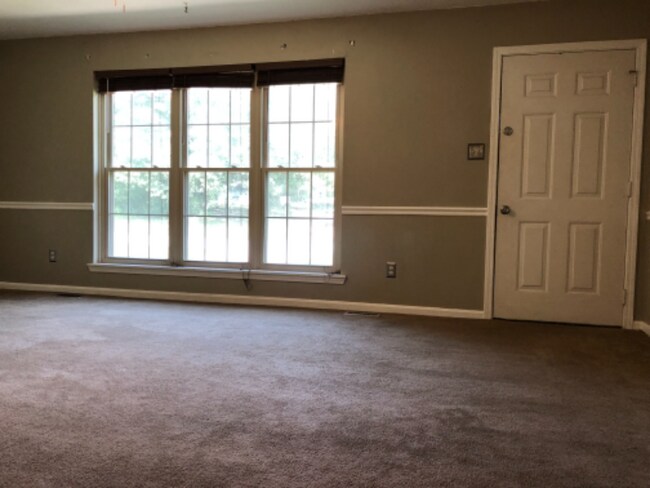 Building Photo - 10 7 Oaks Dr